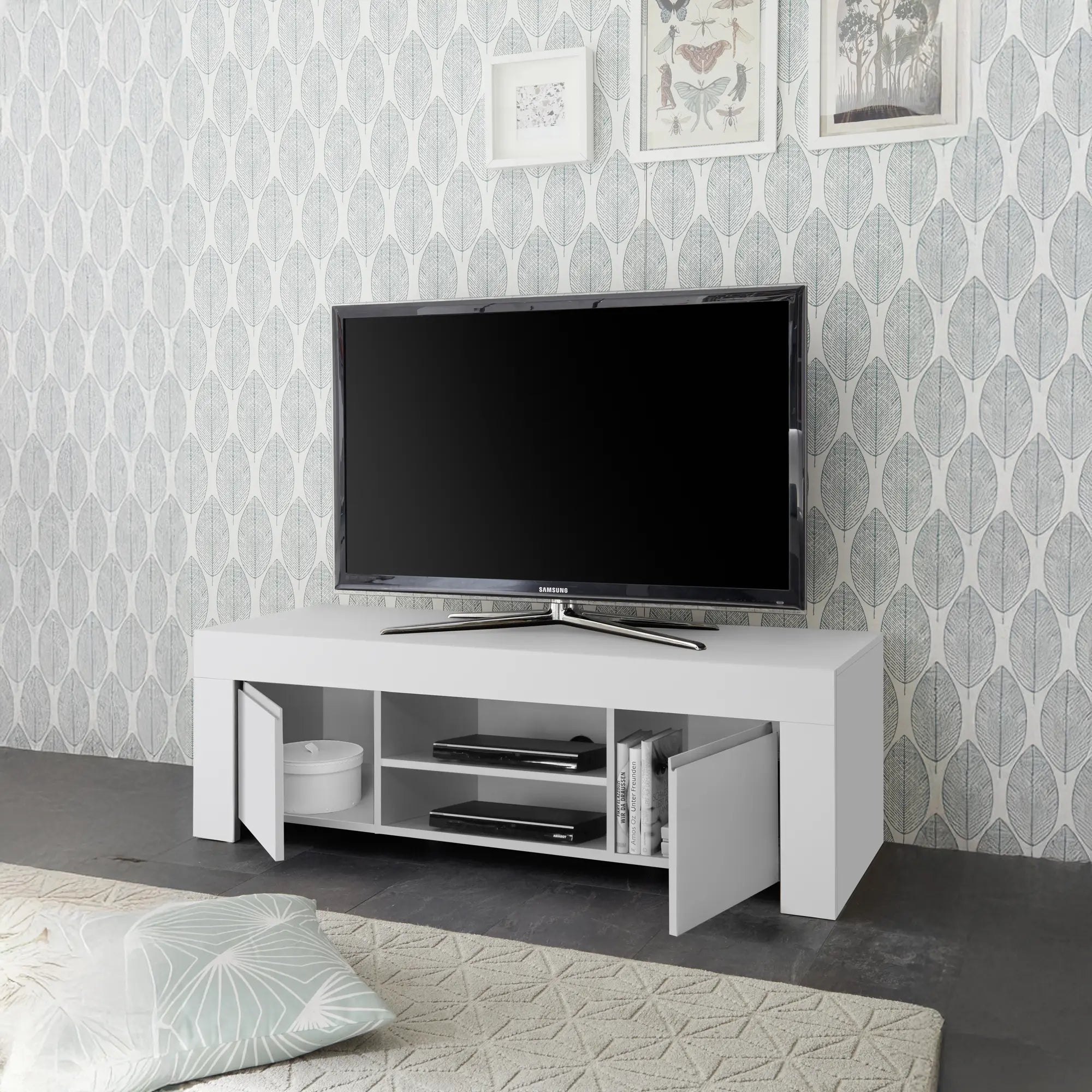 Mobile TV moderna due ante aperte e un ripiano centrale con vani a giorno in colore bianco, mobile pratico e elegante per soggiorno