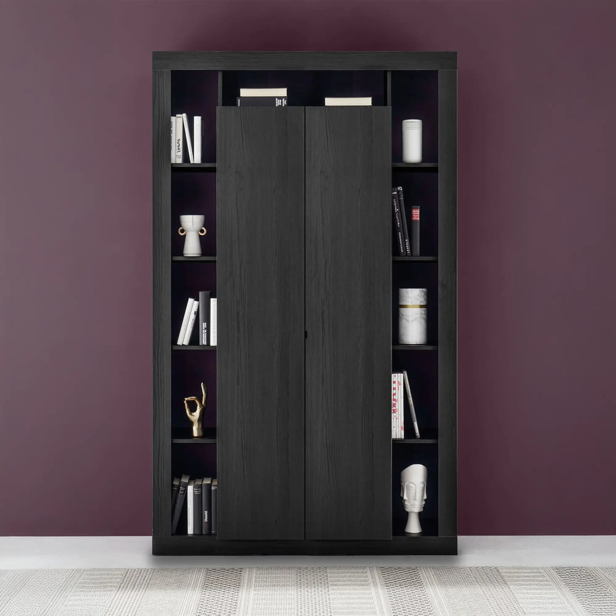 Colonna contenitore in colore nero con ante a battente chiuse e ripiani interni, design salvaspazio con scaffali laterali decorativi, arredo soggiorno elegante