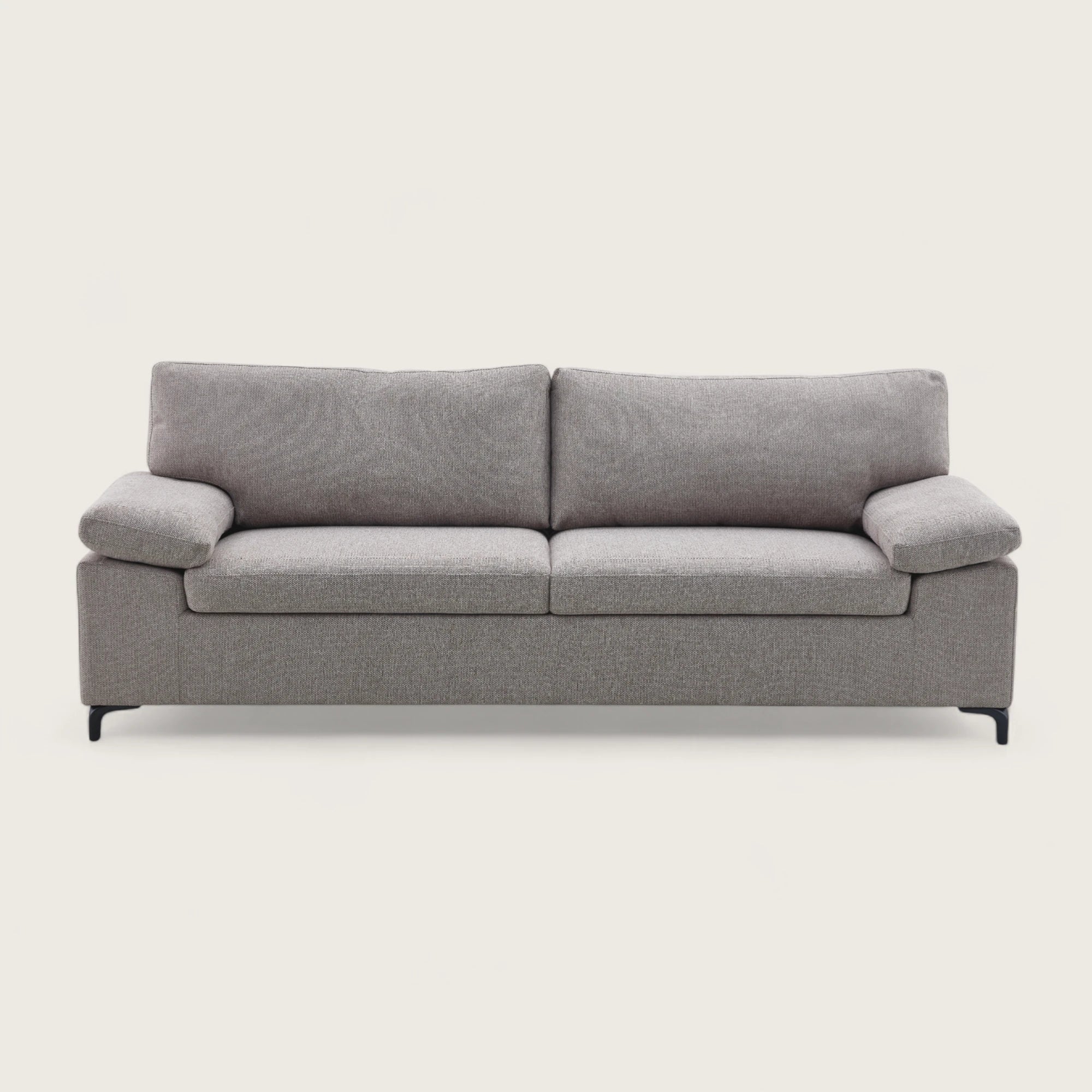 Divano moderno per soggiorno in tessuto, con seduta ampia e imbottita, schienale alto e braccioli lineari e confortevoli.