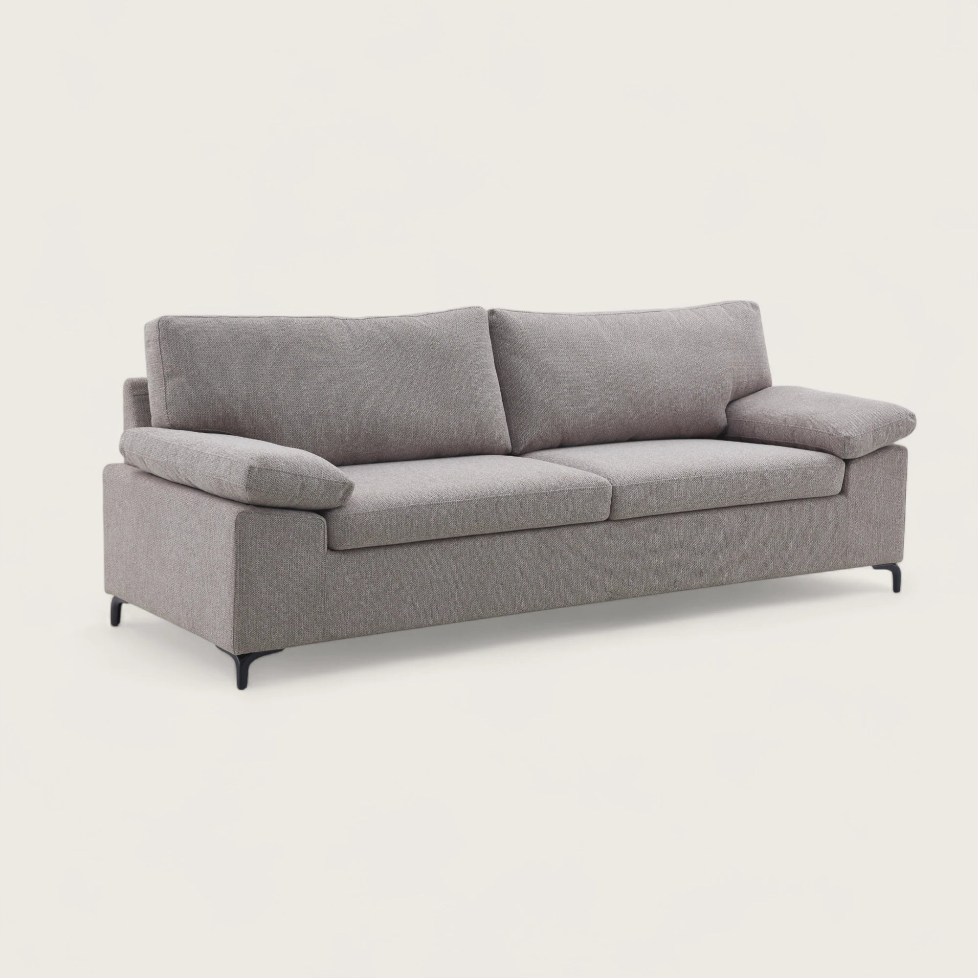 Divano moderno per soggiorno in tessuto tortora, con seduta ampia e imbottita, schienale alto e braccioli lineari e confortevoli.