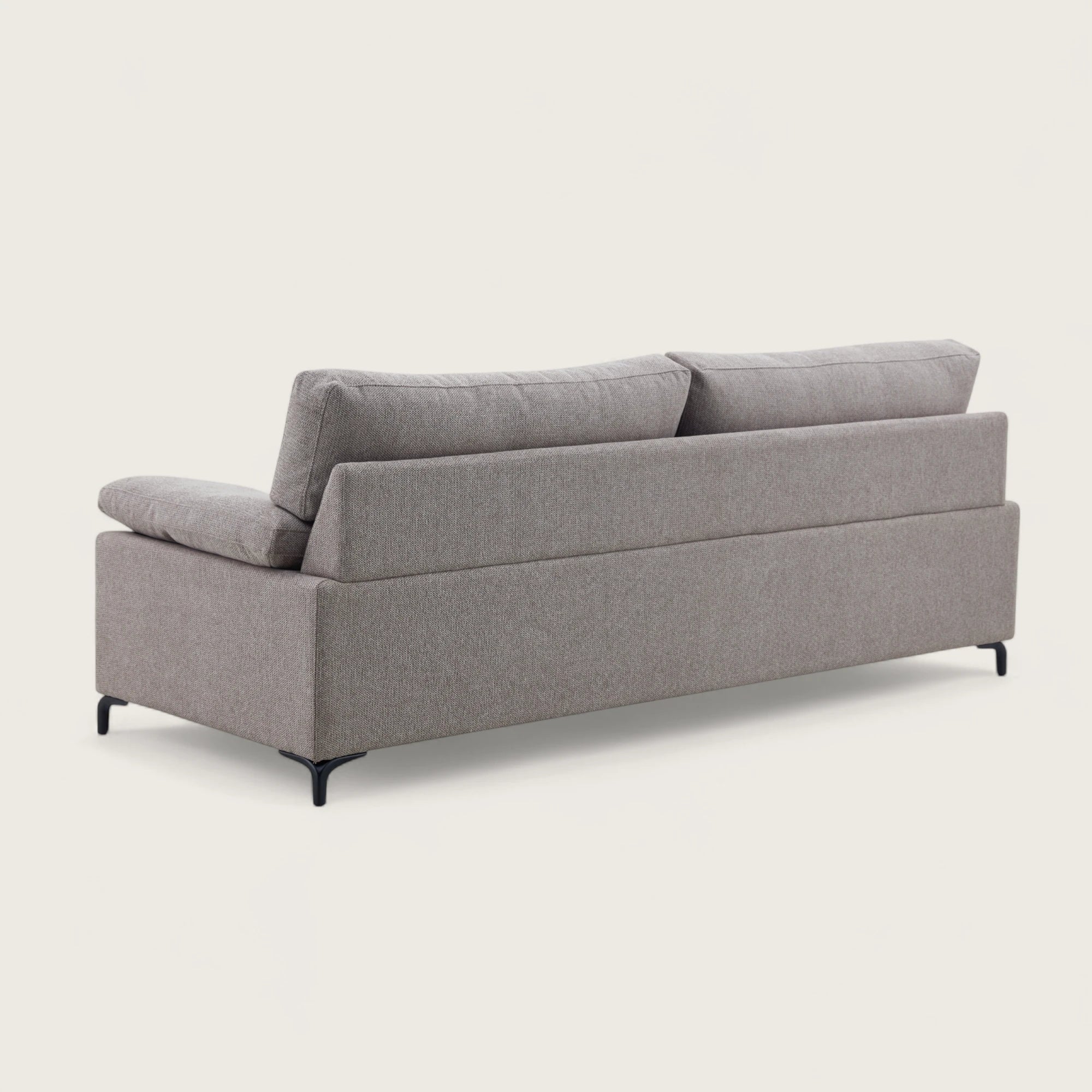 Divano moderno per soggiorno in tessuto tortora, con seduta ampia e imbottita, schienale alto e braccioli lineari e confortevoli.