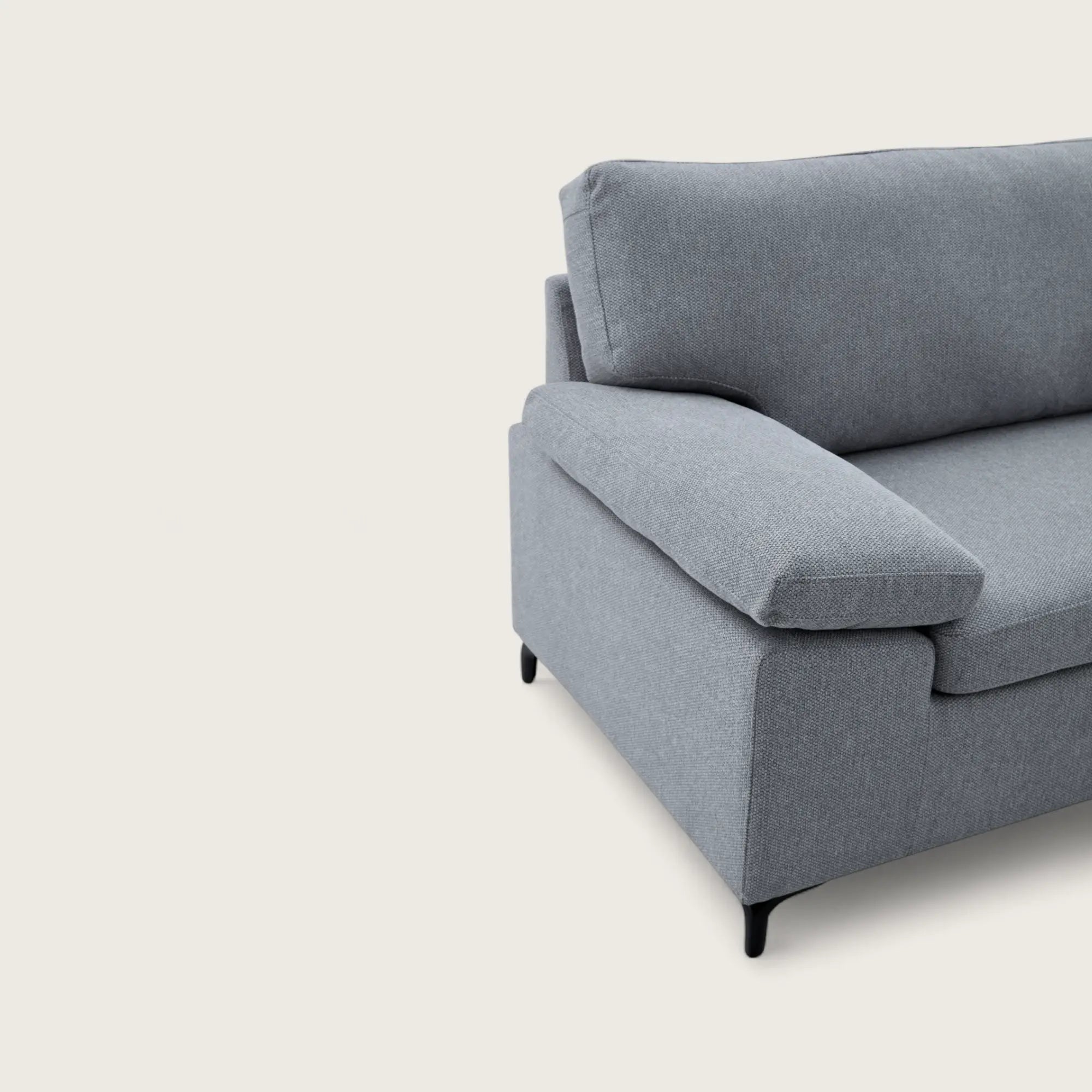 Divano moderno per soggiorno in tessuto grigio, con seduta ampia dai cuscini imbottiti e avvolgenti, schienale alto e braccioli lineari e confortevoli.