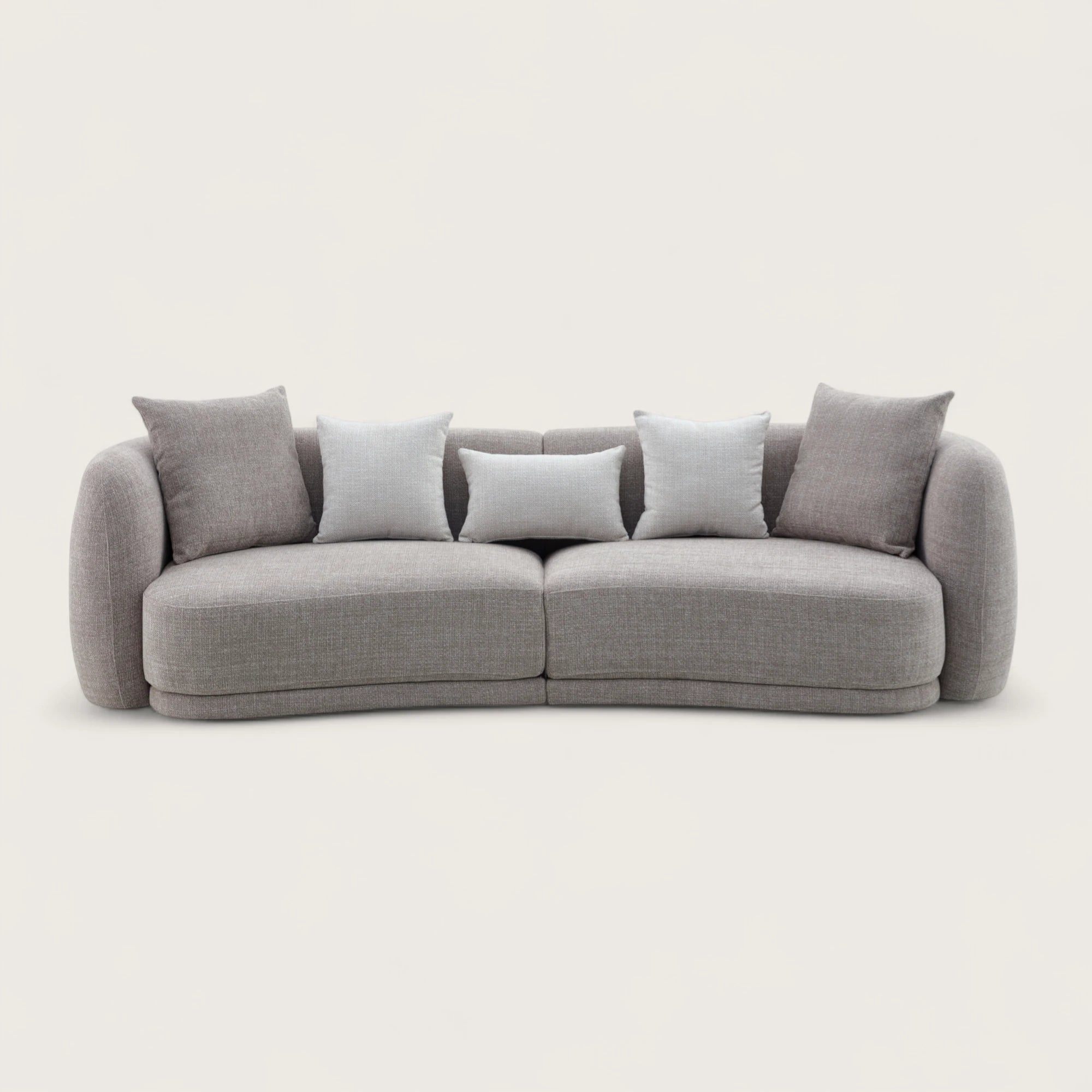 Divano Ethan 3 posti in tessuto tortora con forma curva e asimmetrica, seduta ergonomica, imbottitura avvolgente e design moderno ed elegante per soggiorno raffinato.