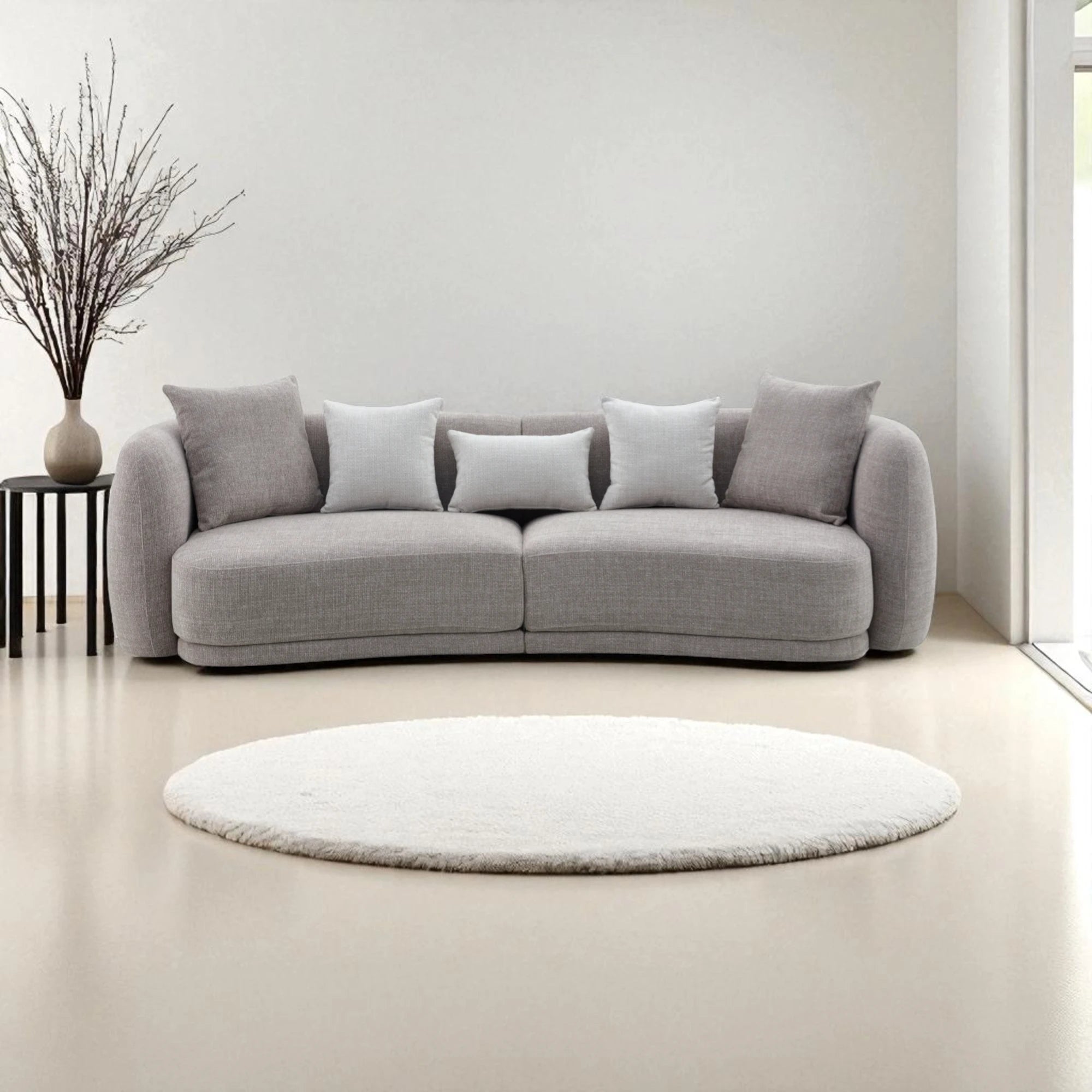 Divano Ethan 3 posti in tessuto tortora con forma curva e asimmetrica, seduta ergonomica da 60 a 68 cm, imbottitura avvolgente e design moderno ed elegante per soggiorno raffinato.