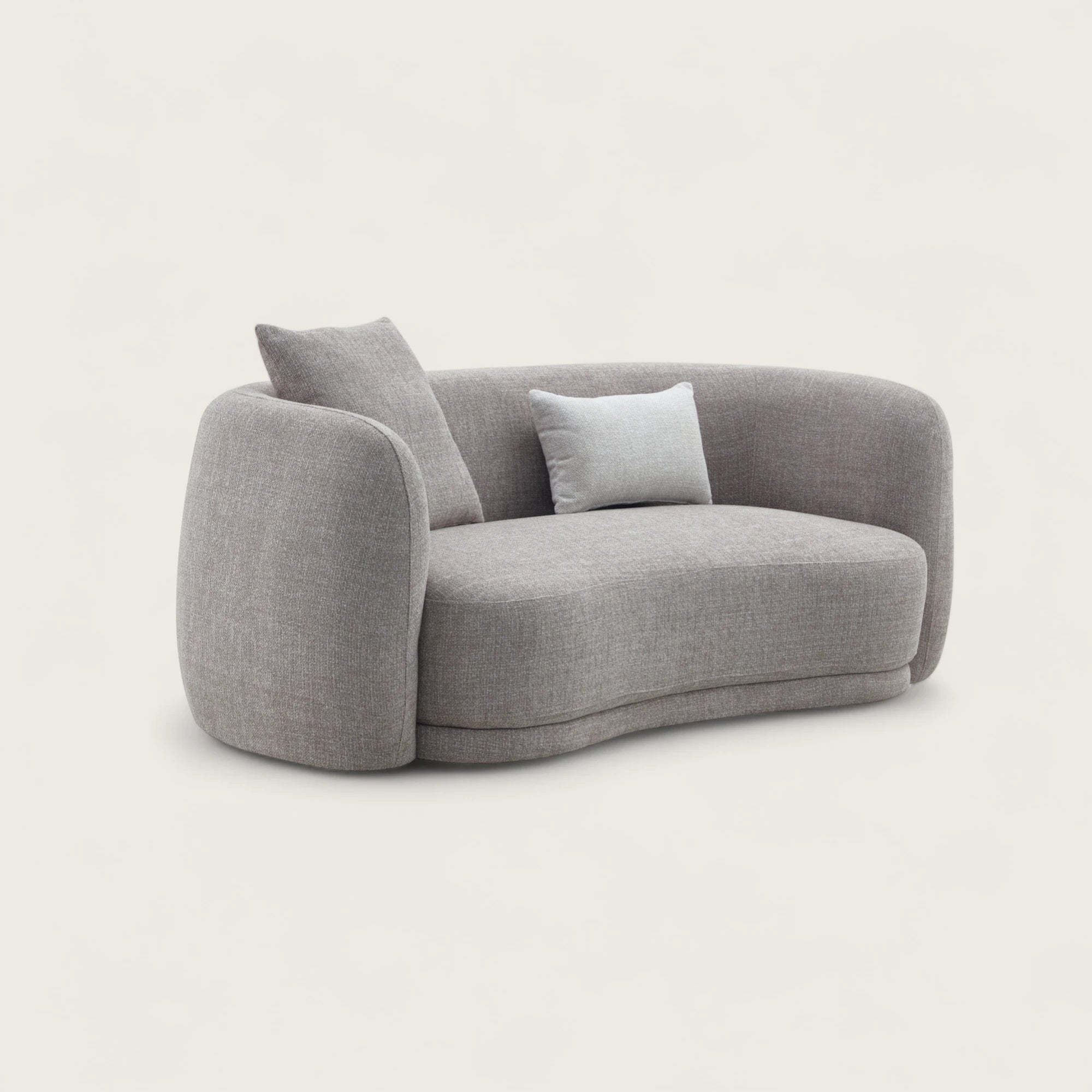 Divano dal design moderno e elegante in tessuto tortora con forma curva e asimmetrica, divano imbottito, braccioli avvolgente e confortevoli con angoli arrotondati e schienale pulito con cuciture curate.