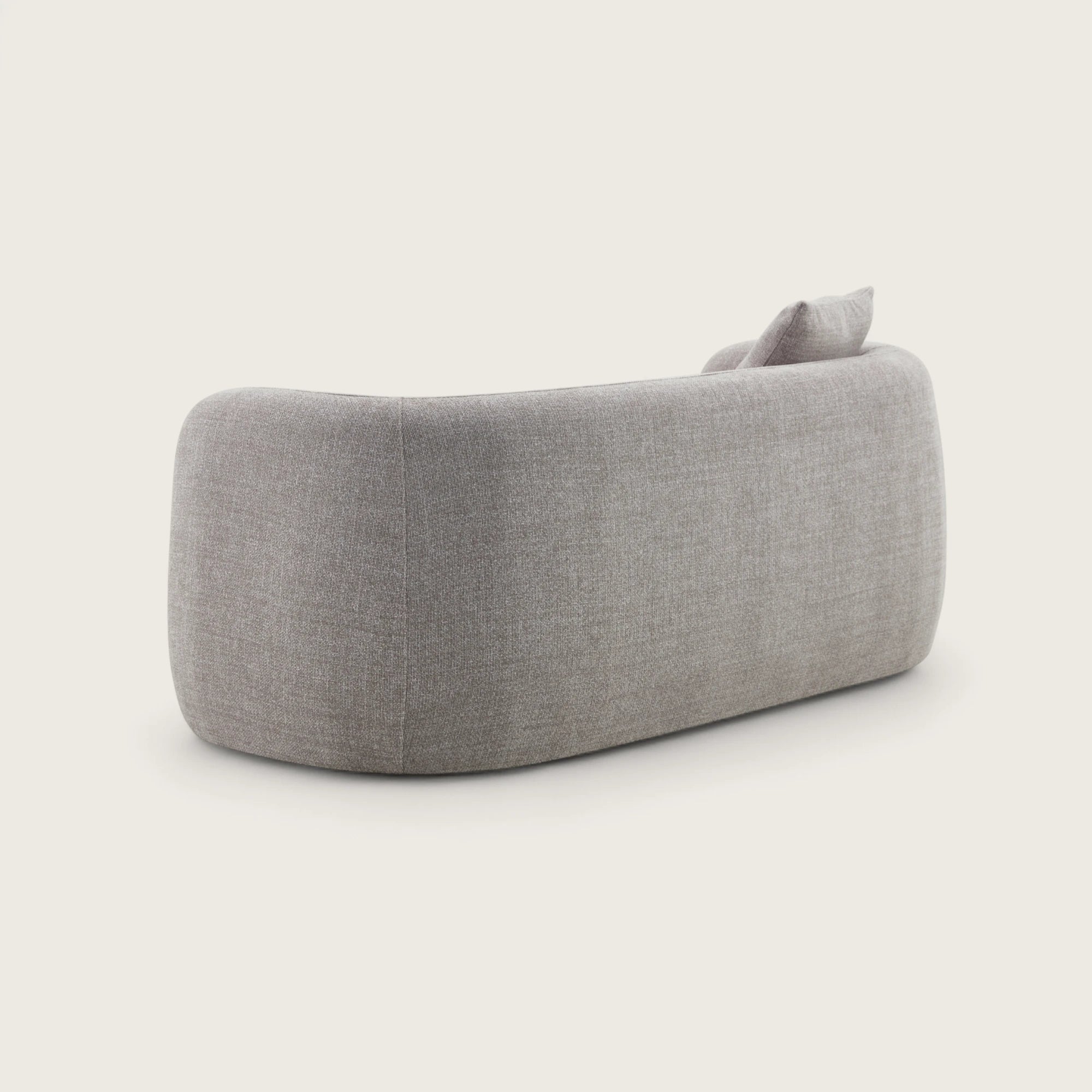 Divano dal design moderno e elegante in tessuto tortora con forma curva e asimmetrica, divano imbottito, braccioli avvolgente e confortevoli con angoli arrotondati e schienale pulito.