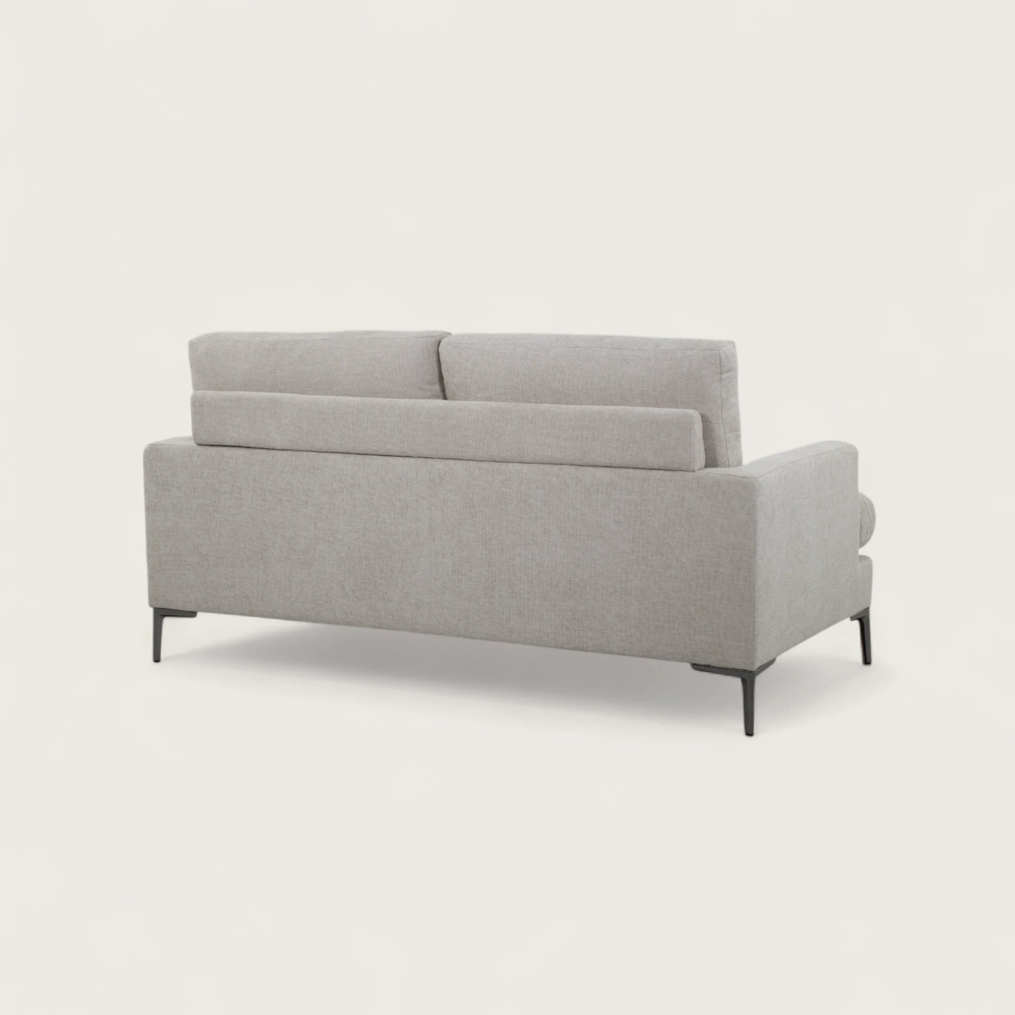 Il divano 2 posti è rivestito in tessuto crema, con una seduta ampia completata da due cuscini pieni. Il design moderno, linee pulite e piedini in metallo conferiscono stabilità e un tocco di stile contemporaneo, rendendo il divano adatto a soggiorni eleganti e funzionali.