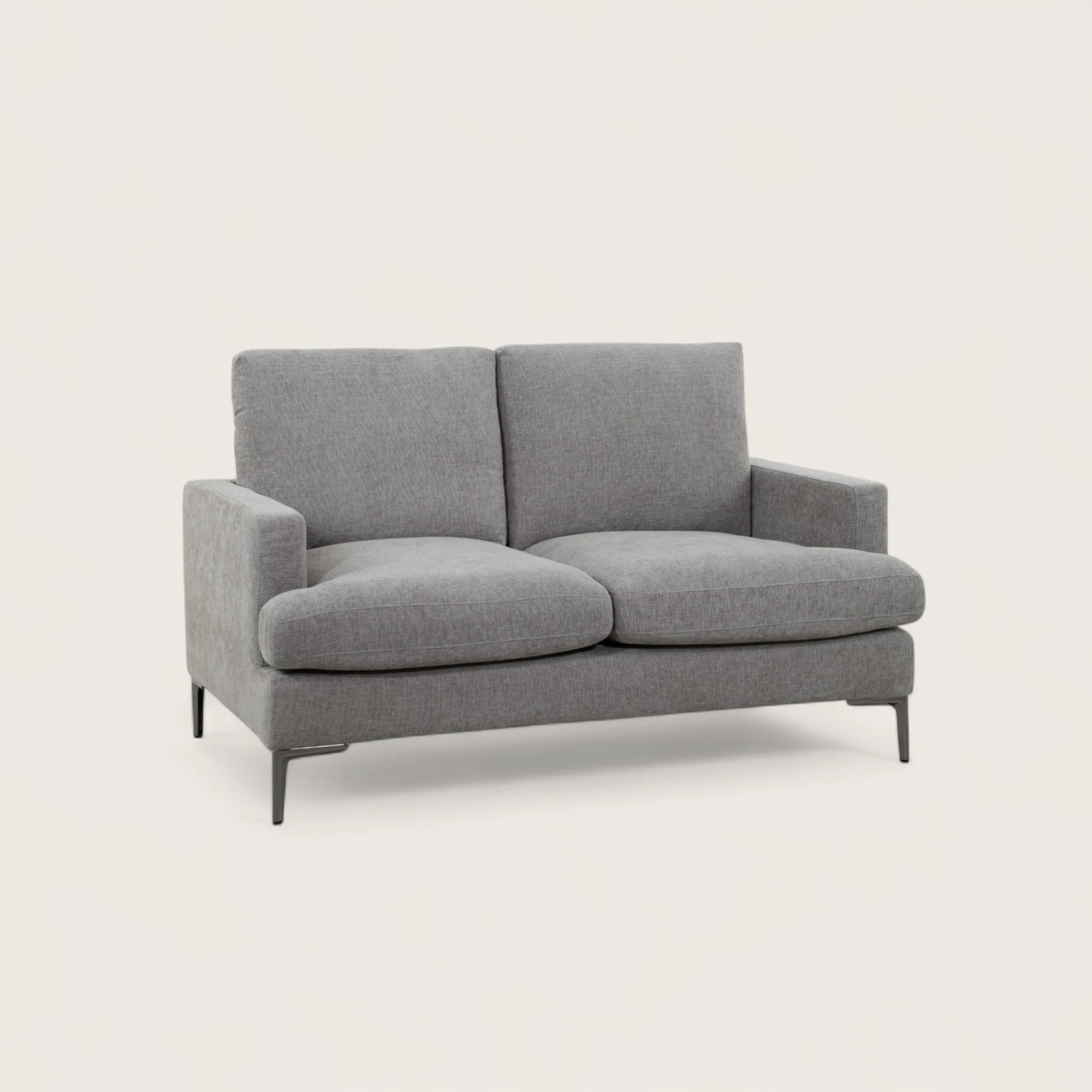 Divano 2 posti tortora in tessuto di alta qualità, con seduta ampia e due cuscini pieni. Design moderno con linee pulite e piedini in metallo per stile e stabilità.