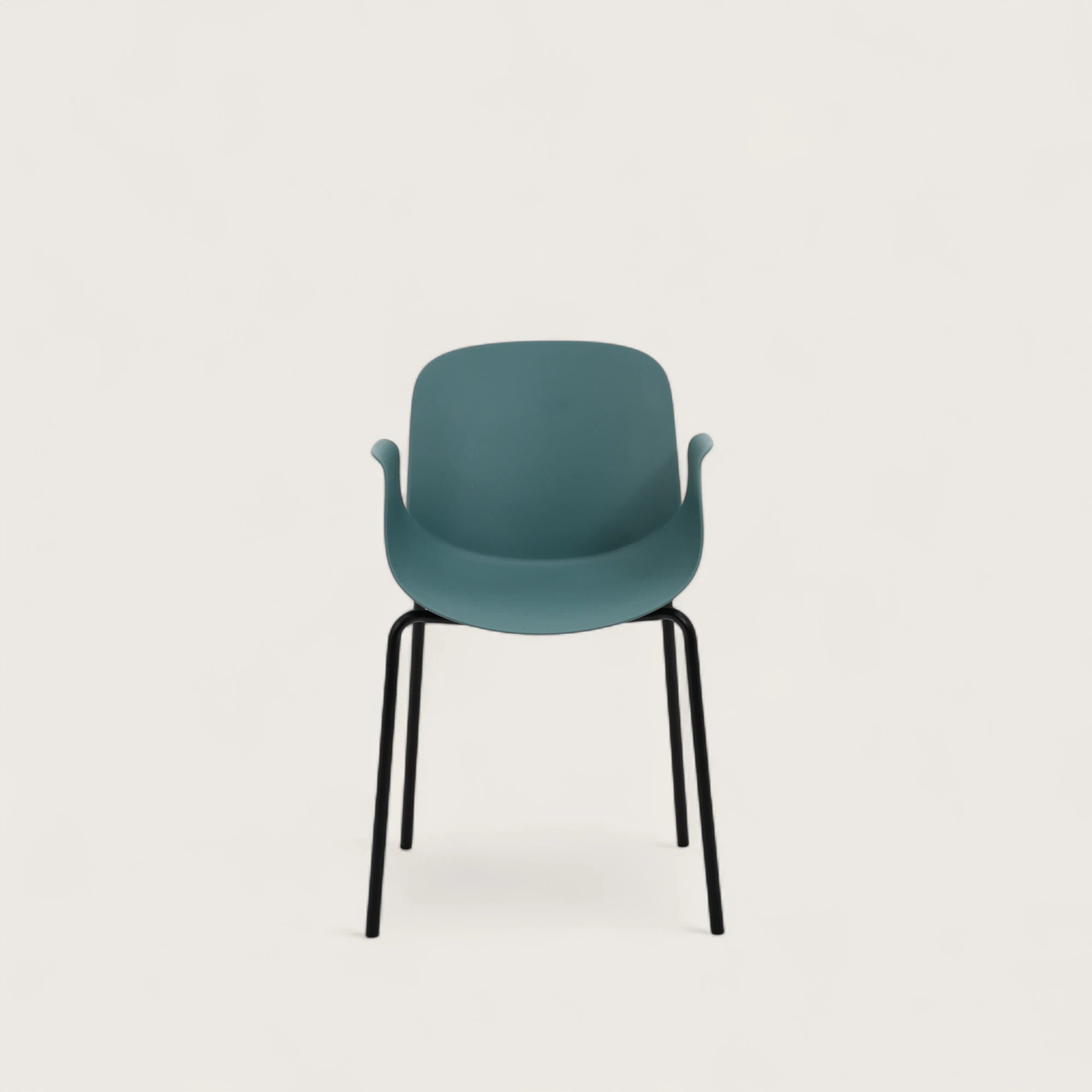 Sedia Flora in polipropilene con gambe in metallo nero, design moderno e forma armoniosa con seduta, schienale e braccioli integrati, ideale per interni eleganti.