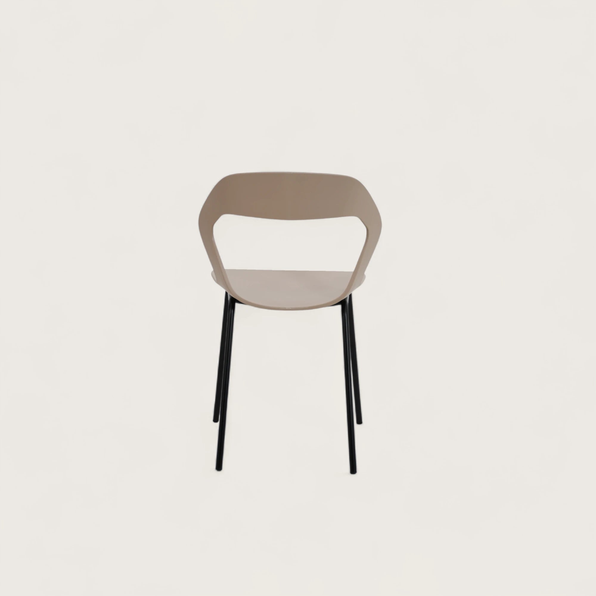 La sedia con seduta e schienale in polipropilene e gambe in metallo nero. Colore tortora, design elegante e materiali resistenti, perfetta per arredare interni con stile e comfort.