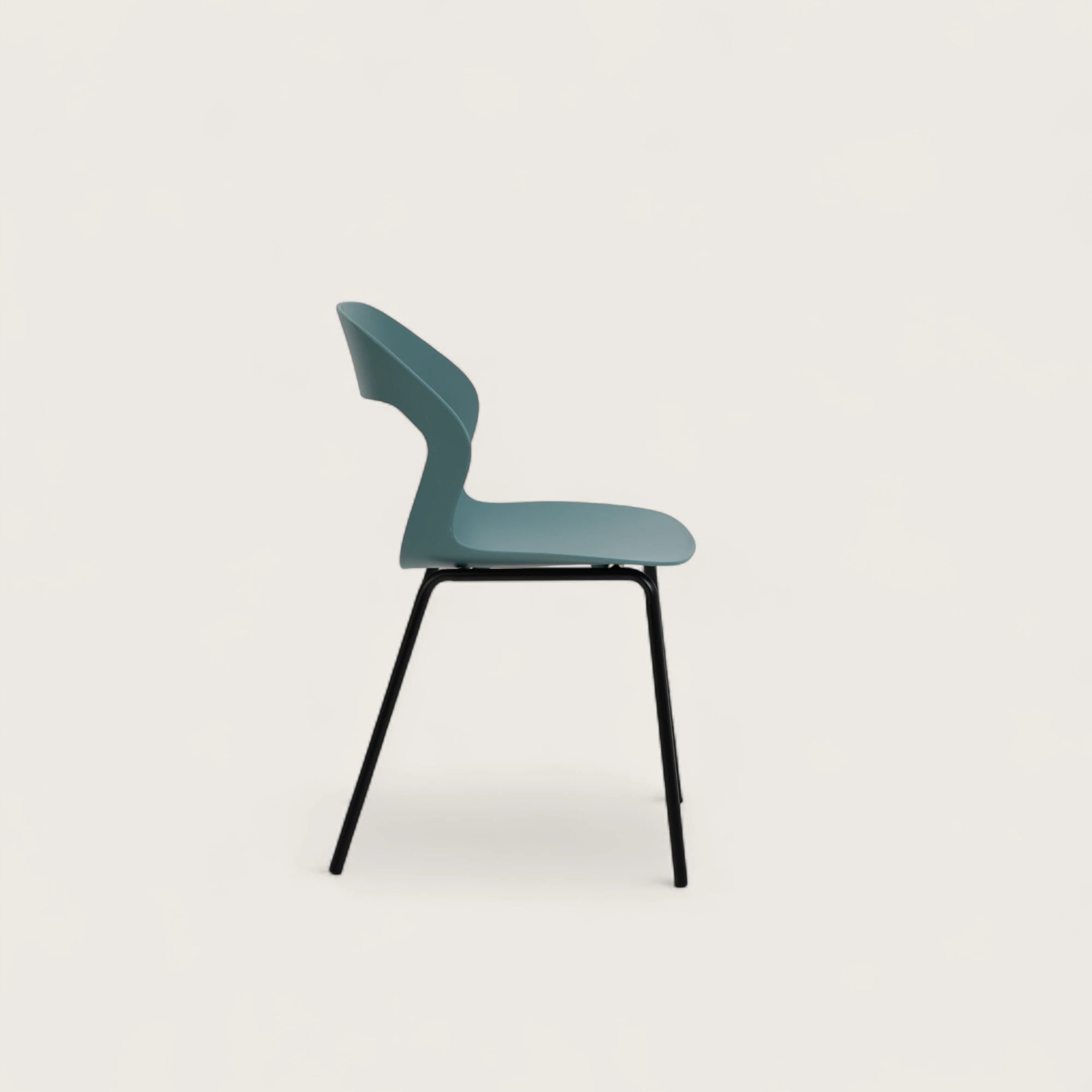 La sedia con seduta e schienale in polipropilene e gambe in metallo nero. Colore petrolio, design elegante e materiali resistenti, perfetta per casa.