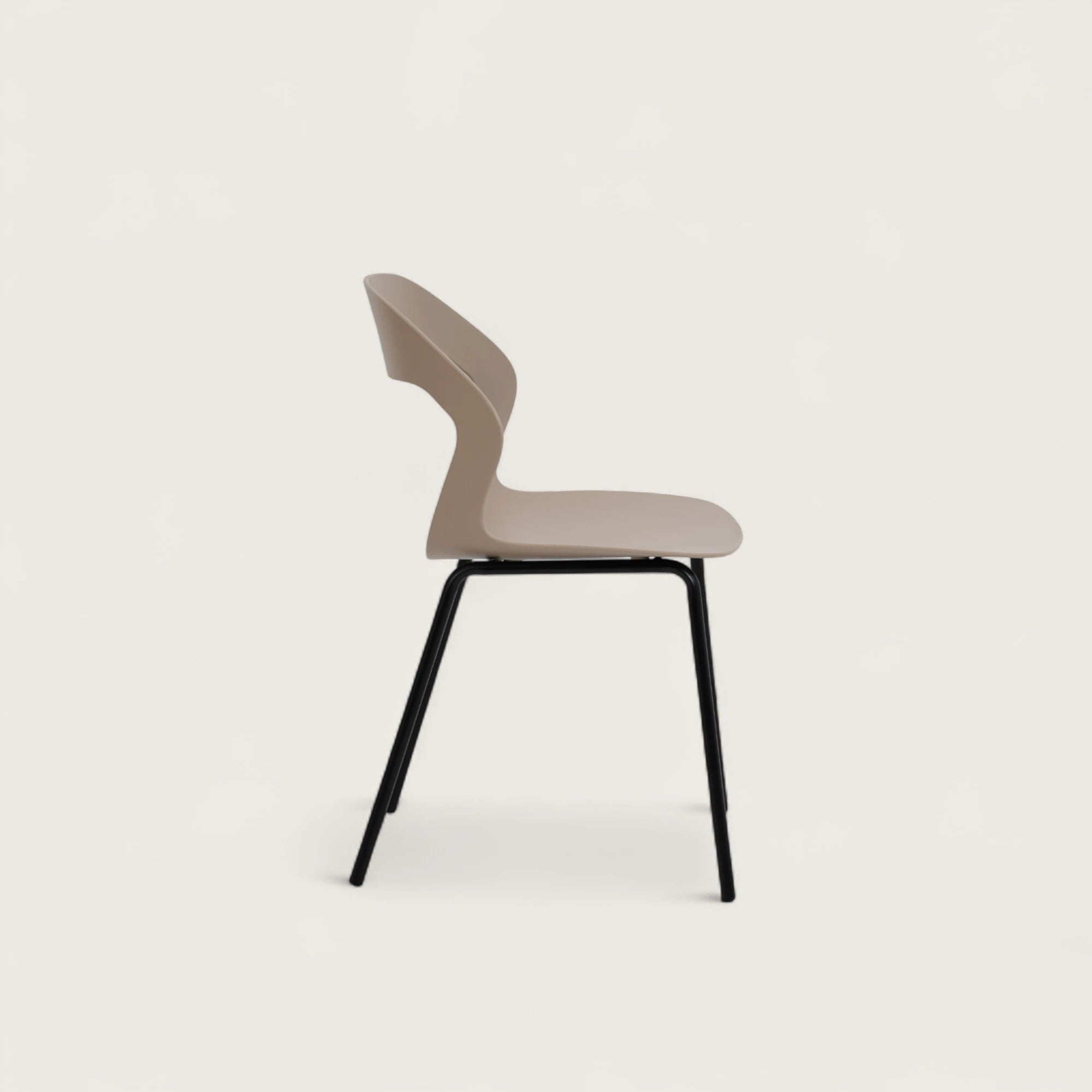 La sedia con seduta e schienale in polipropilene e gambe in metallo nero. Colore tortora, design elegante e materiali resistenti, perfetta per arredare interni con stile e comfort.