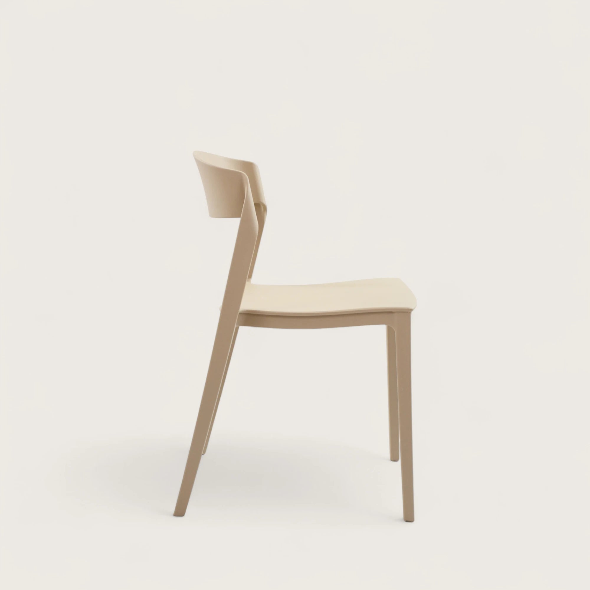 Sedia modello Sophia colore tortora in polipropilene resistente, dal design ergonomico e impilabile, ideale come soluzione versatile e salvaspazio per ambienti interni ed esterni.