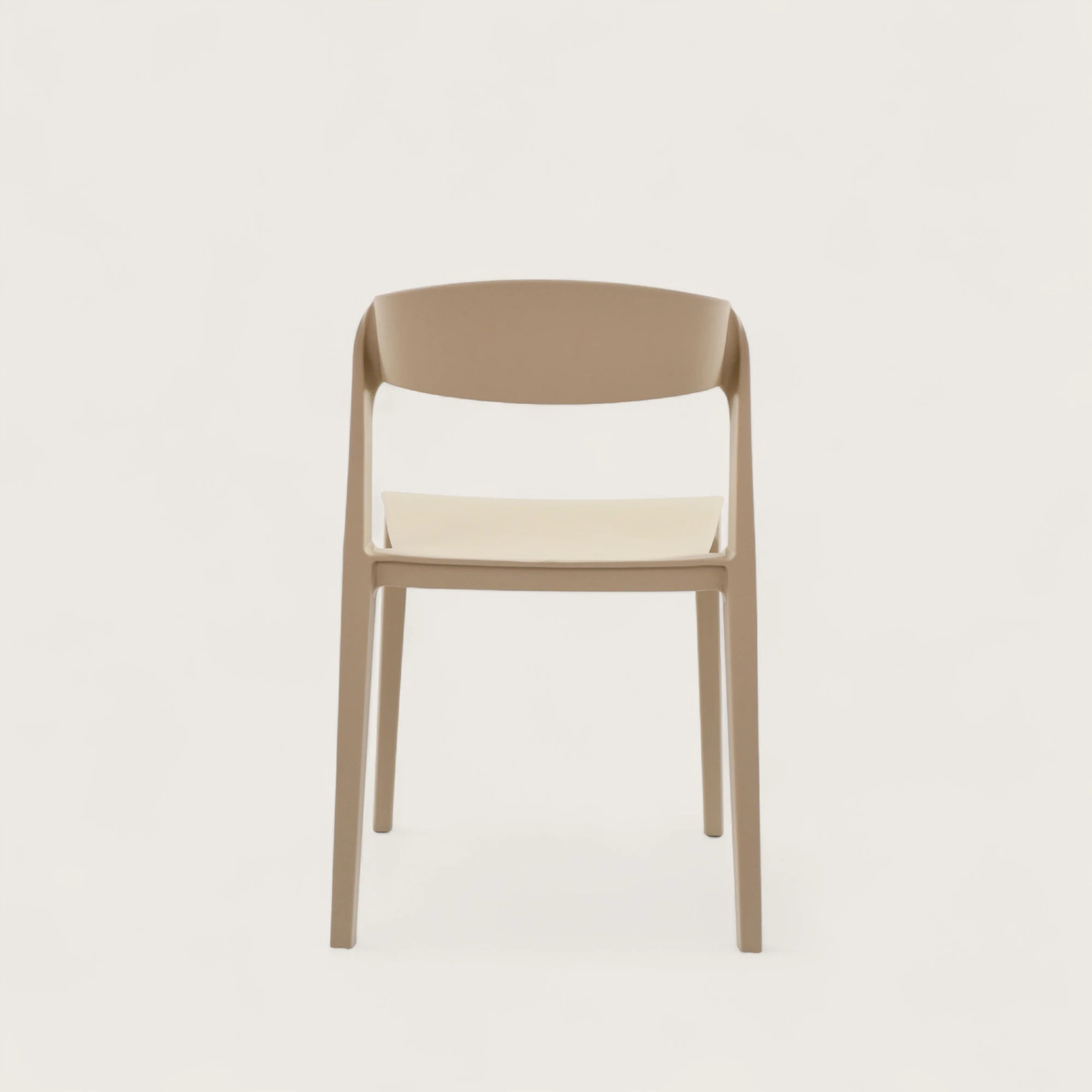 Sedia modello Sophia colore tortora in polipropilene resistente, dal design ergonomico e impilabile, ideale come soluzione versatile e salvaspazio per ambienti interni ed esterni.