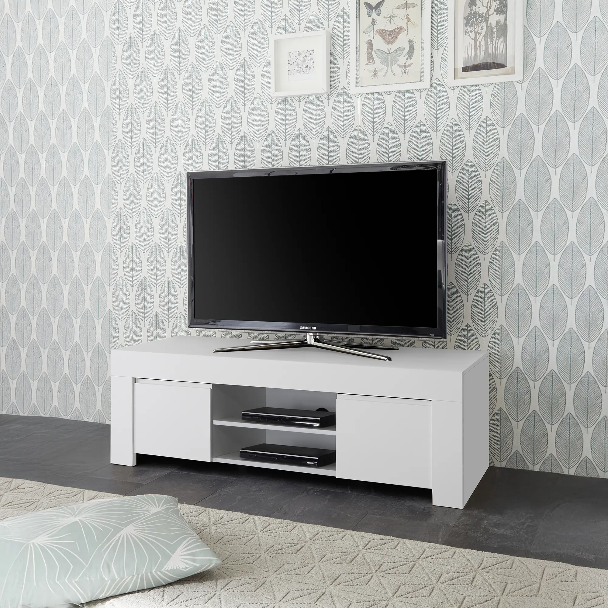 Mobile TV moderna due ante chiuse e un ripiano centrale con vani a giorno aperti in colore bianco , mobile pratico e elegante per soggiorno