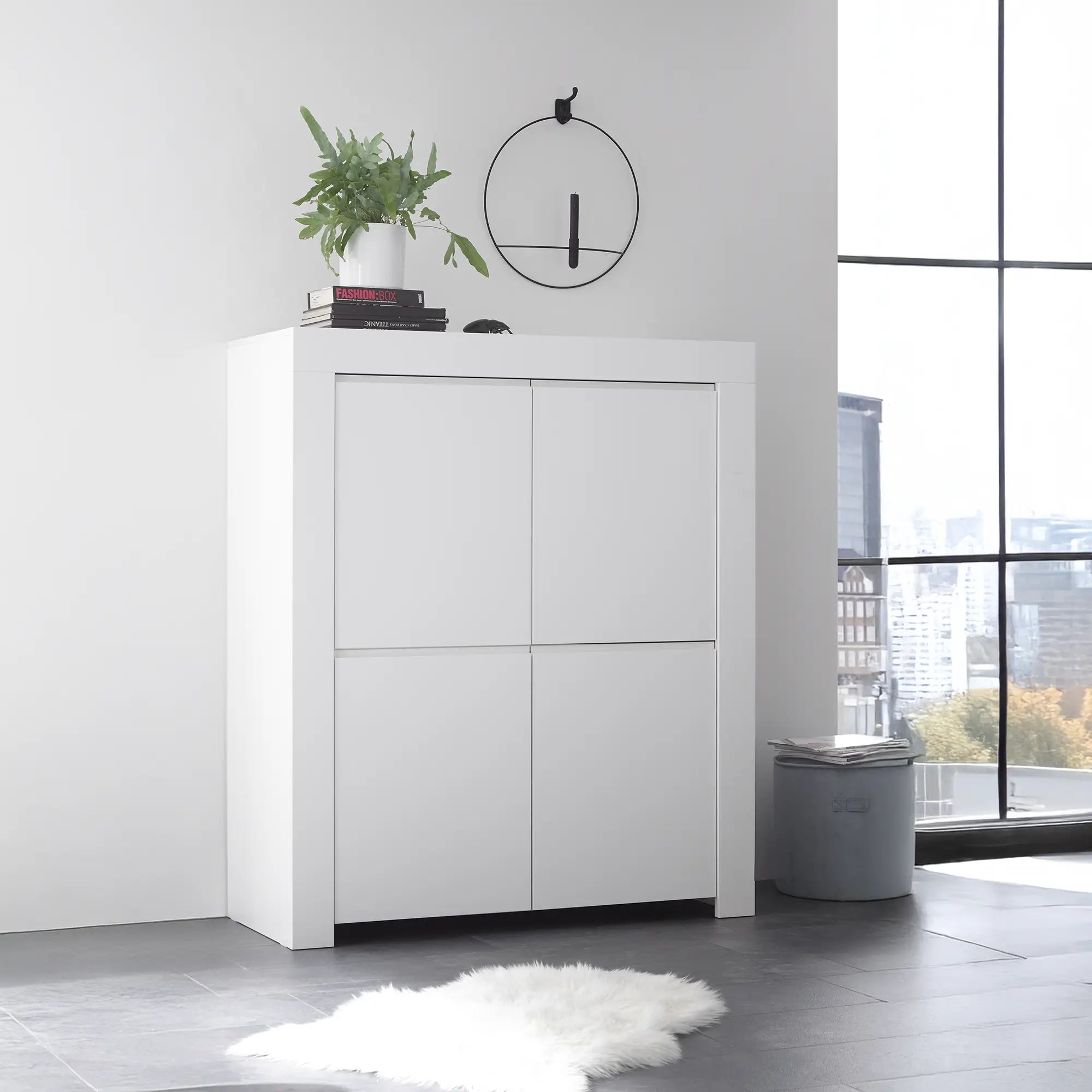 Mobile contenitore moderno con 4 ante chiuse e 3 ripiani interni in colore bianco, mobile contenitore elegante per soggiorno