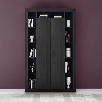 Colonna contenitore in colore nero con ante a battente chiuse e ripiani interni, design salvaspazio con scaffali laterali decorativi, arredo soggiorno elegante