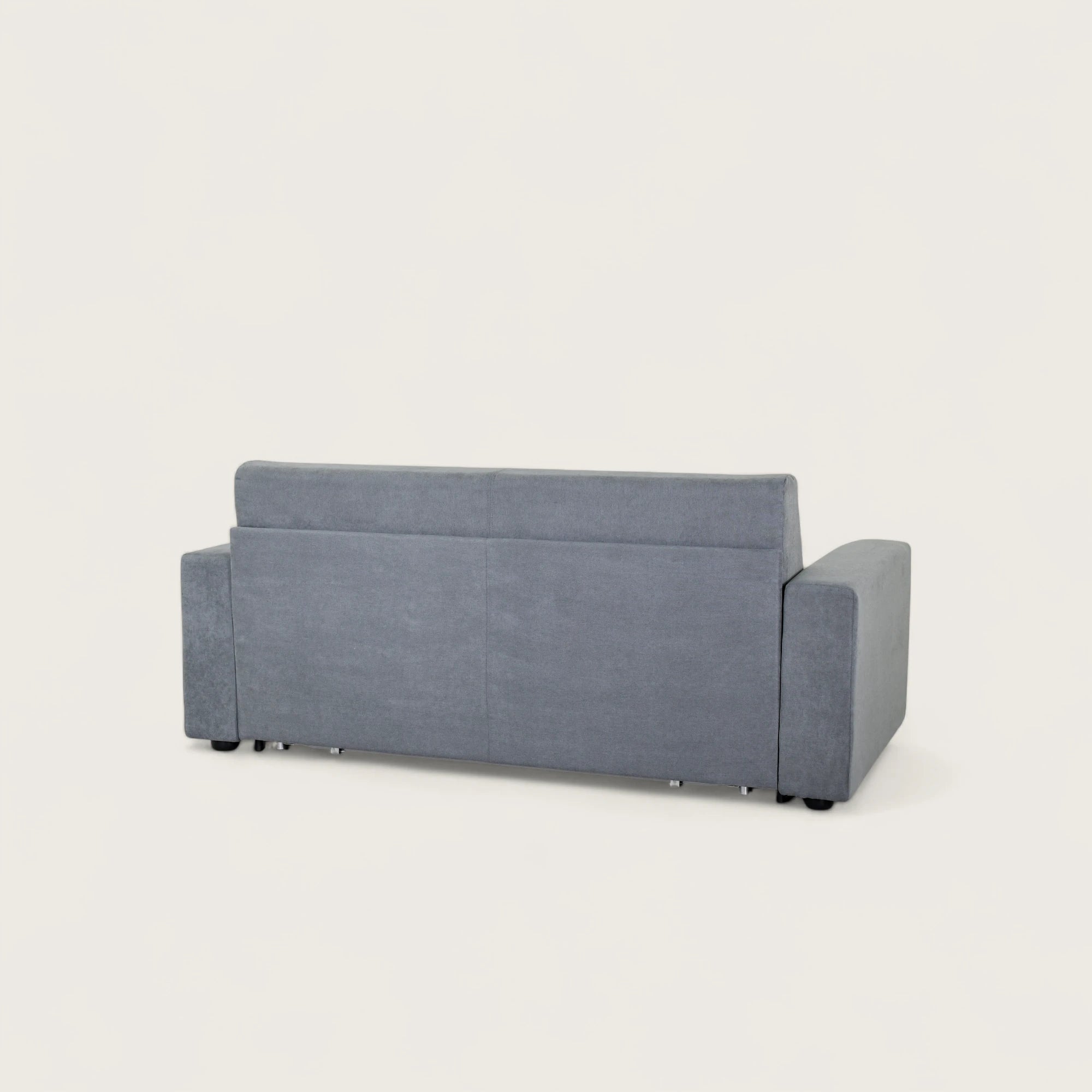 Il divano in tessuto grigio con materasso integrato. Design moderno, Braccioli lineari e schienale alto.