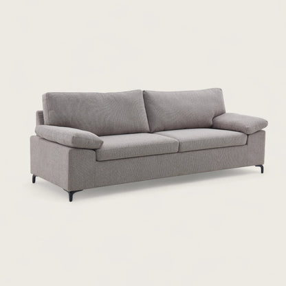 Divano moderno per soggiorno in tessuto tortora, con seduta ampia e imbottita, schienale alto e braccioli lineari e confortevoli. 