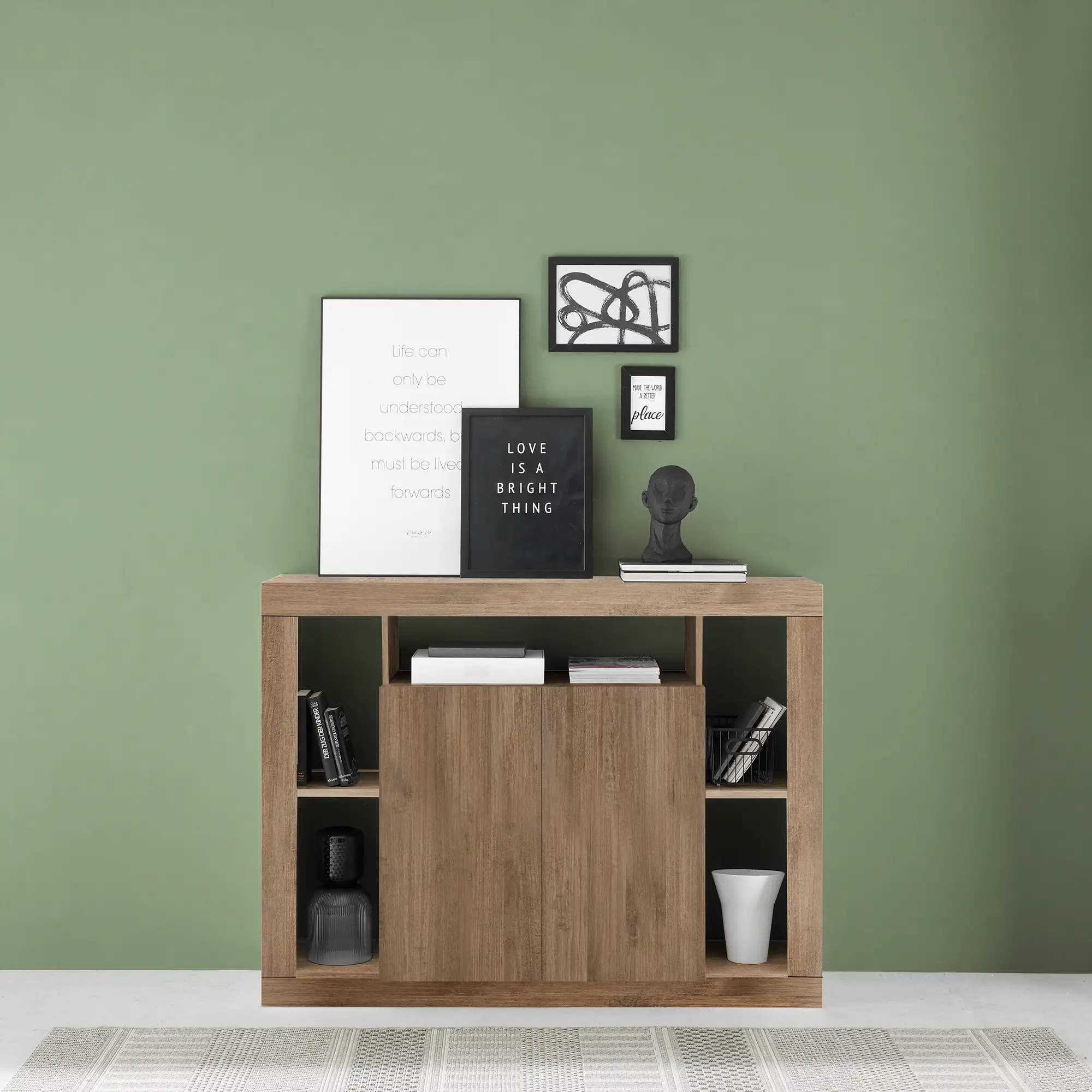 Colonna contenitore in colore mercure ante a battente chiuse con  ripiani interni, design salvaspazio con scaffali laterali decorativi, arredo soggiorno elegante