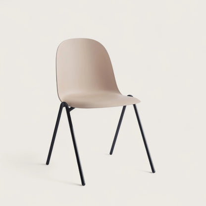 Sedia moderna da interno con scocca in polipropilene tortora e gambe in metallo nero opaco, perfetta per uffici, coworking, sale riunioni, sale d’attesa o ambienti domestici moderni.