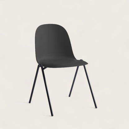 Sedia moderna da interno con scocca in polipropilene nero e gambe in metallo nero opaco, perfetta per uffici, coworking, sale riunioni, sale d’attesa o ambienti domestici moderni.