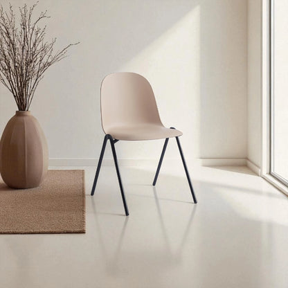 Sedia moderna da interno con scocca in polipropilene tortora e gambe in metallo nero opaco, per ambienti minimal e moderni