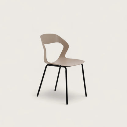 La sedia con seduta e schienale in polipropilene e gambe in metallo nero. Colore tortora, design elegante e materiali resistenti, perfetta per arredare interni con stile e comfort.