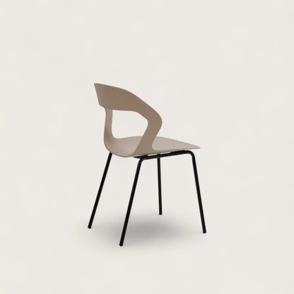 La sedia con seduta e schienale in polipropilene e gambe in metallo nero. Colore tortora, design elegante e materiali resistenti, perfetta per arredare interni con stile e comfort.