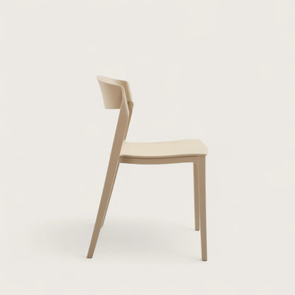 Sedia modello Sophia colore tortora in polipropilene resistente, dal design ergonomico e impilabile, ideale come soluzione versatile e salvaspazio per ambienti interni ed esterni.