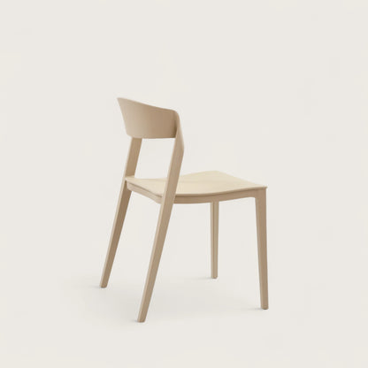 Sedia modello Sophia colore tortora in polipropilene resistente, dal design ergonomico e impilabile, ideale come soluzione versatile e salvaspazio per ambienti interni ed esterni.