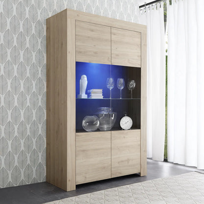 Vetrina moderna in colore cadiz con 2 ante a battente, 3 ripiani interni e ripiano centrale in vetro, ideale per soggiorno o sala da pranzo, stile elegante e contemporaneo.